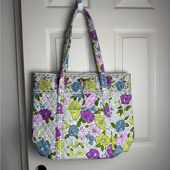 NWT Vera Bradley XL Vera Toggle Tote In Watercolor Retired Pattern - LAST ONE - Picture 1 of 12